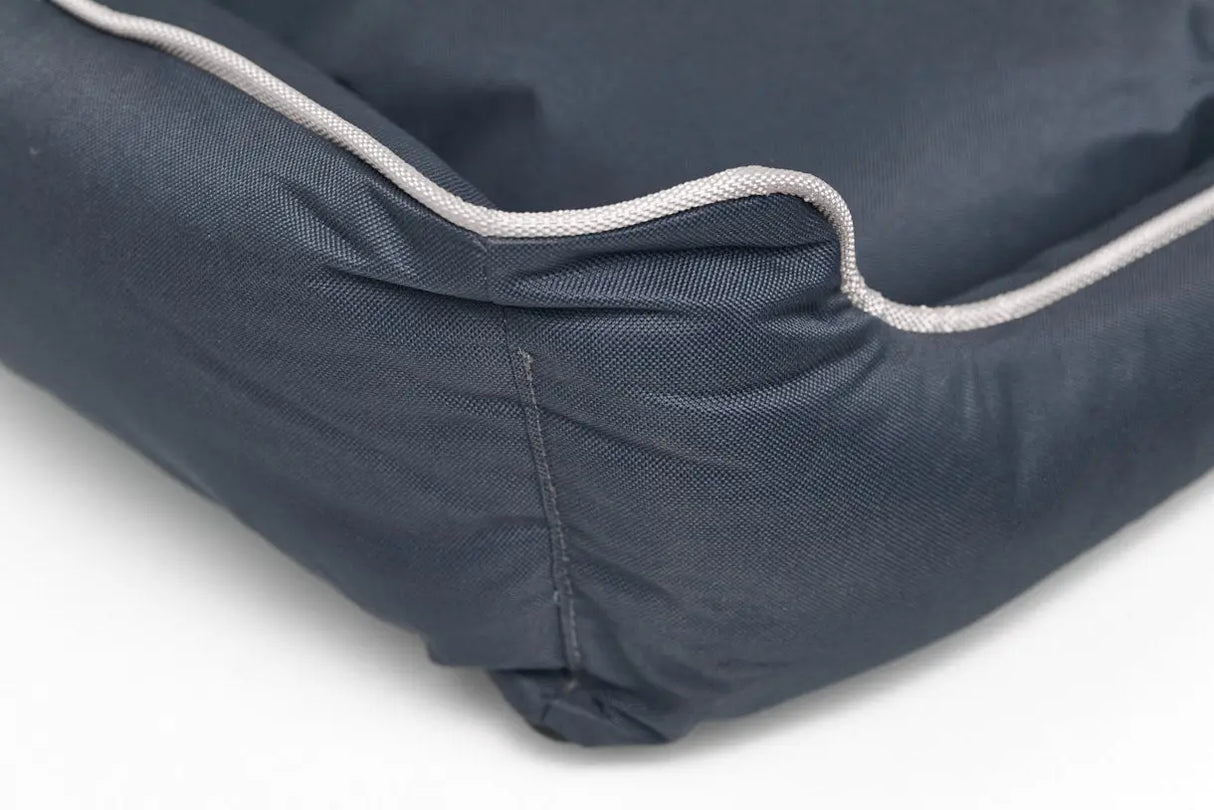 Waterbestendig Huisdierenbed Bastiaan | Anti-Slip Onderkant | Makkelijk Schoon te Maken | Donkergrijs | Maat S 30x25x14cm | Honden en Katten Coolgods